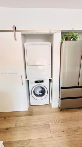 223 Lakeview Dr 204, Weston, FL 33326