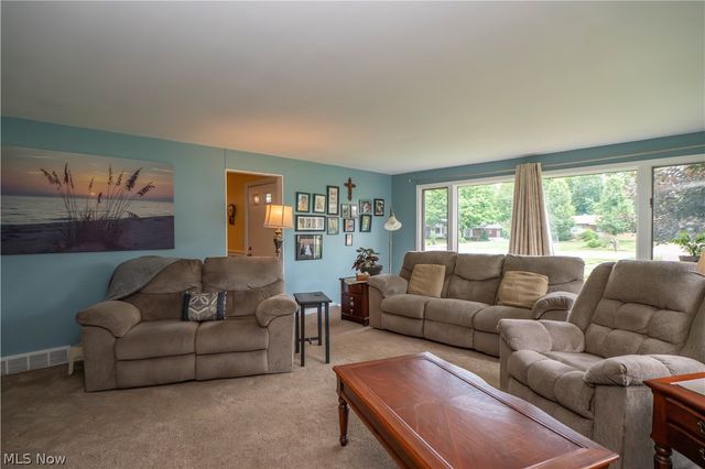 6145 Hollydale Avenue NE, Canton, OH 44721