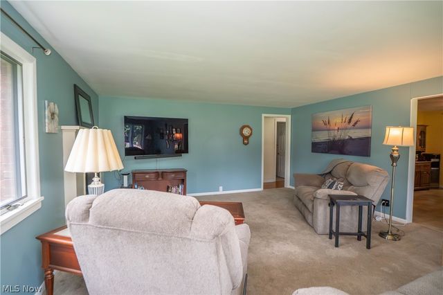 6145 Hollydale Avenue NE, Canton, OH 44721