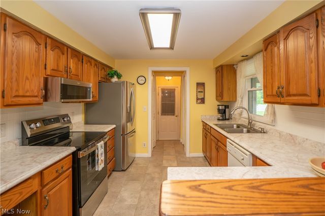 6145 Hollydale Avenue NE, Canton, OH 44721