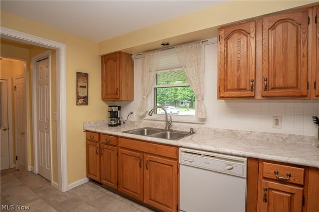 6145 Hollydale Avenue NE, Canton, OH 44721