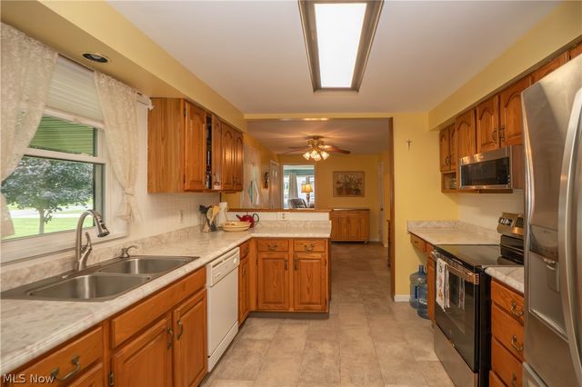 6145 Hollydale Avenue NE, Canton, OH 44721