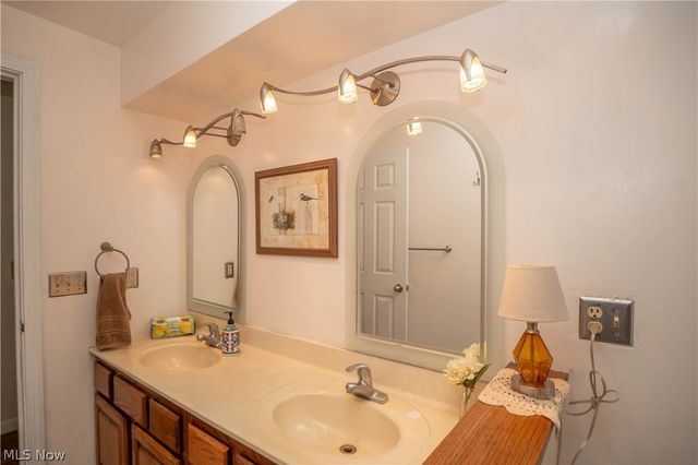 6145 Hollydale Avenue NE, Canton, OH 44721