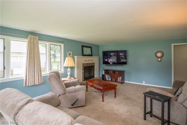 6145 Hollydale Avenue NE, Canton, OH 44721