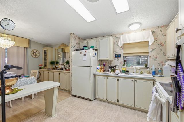 1537 DORAL CIRCLE, Lady Lake, FL 32159