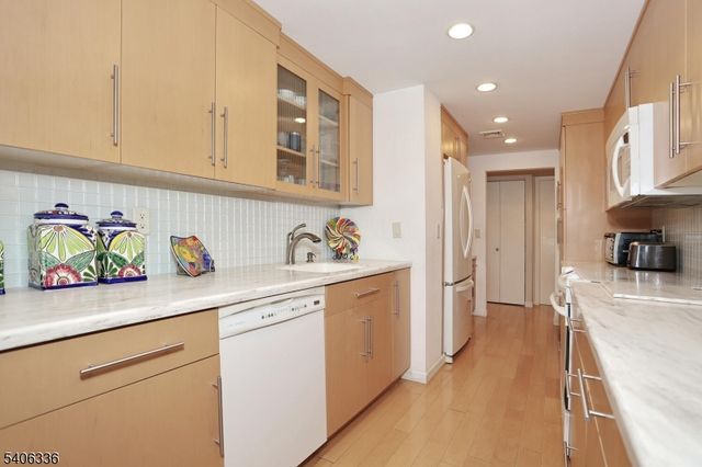 521 Piermont Ave 403A, River Vale Twp., NJ 07675