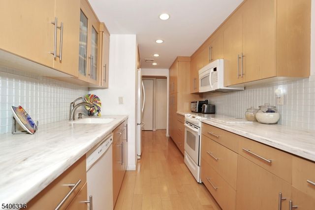 521 Piermont Ave 403A, River Vale Twp., NJ 07675