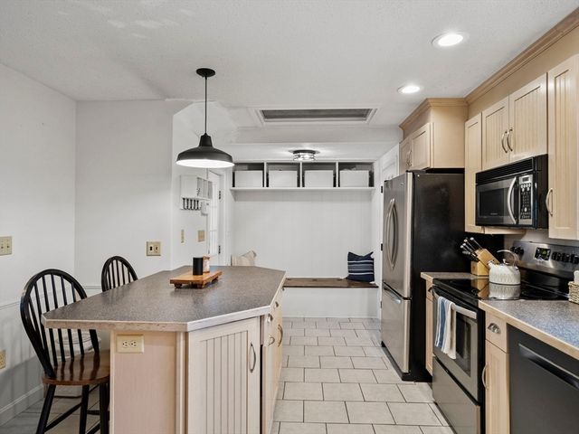 77 Stetson St, Haverhill, MA 01835