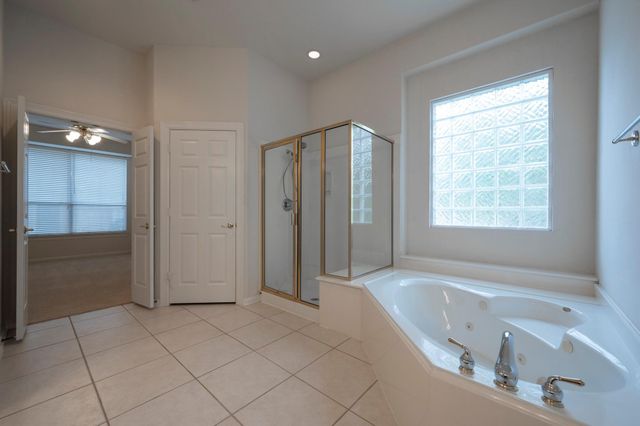 22 W Windsor Hills Circle, Conroe, TX 77384