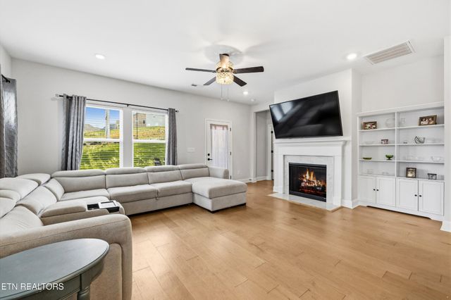 498 Sugar Maple Tr, Lenoir City, TN 37771