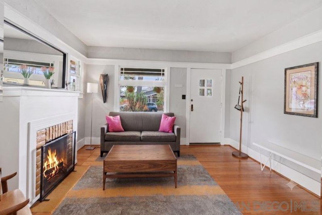 Image 11 of property listing at 4530 Edgeware Rd, San Diego, CA 92116