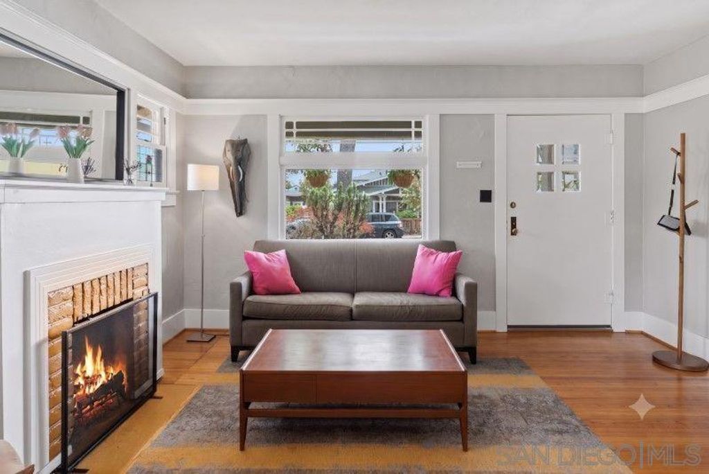 Image 12 of property listing at 4530 Edgeware Rd, San Diego, CA 92116