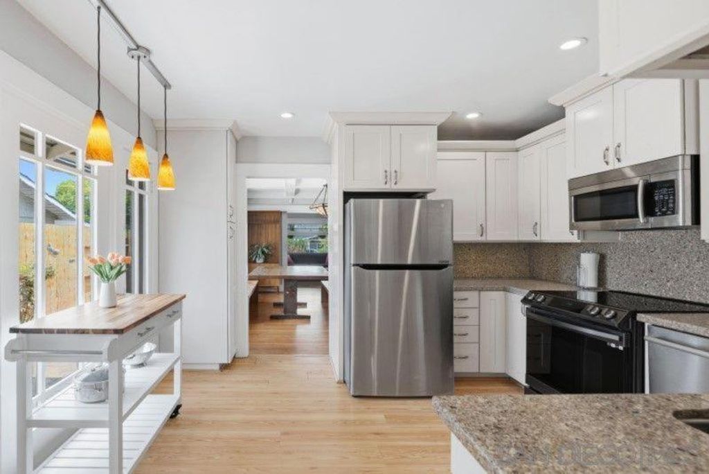 Image 19 of property listing at 4530 Edgeware Rd, San Diego, CA 92116
