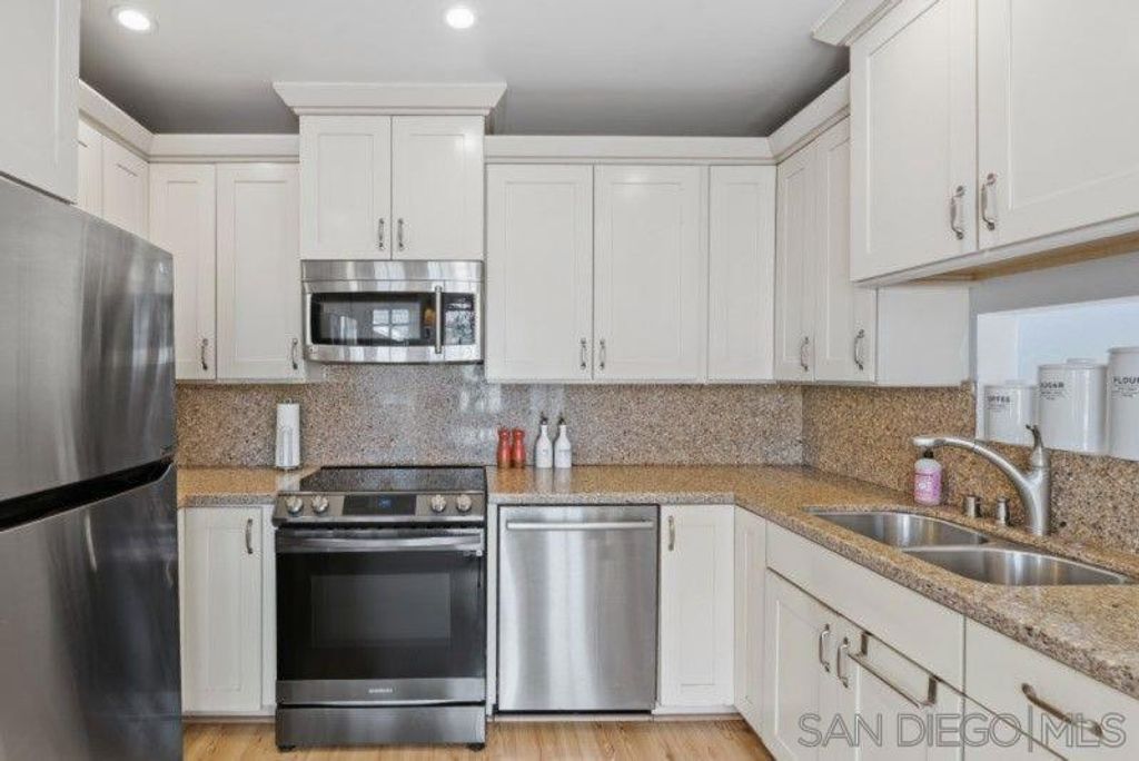Image 21 of property listing at 4530 Edgeware Rd, San Diego, CA 92116