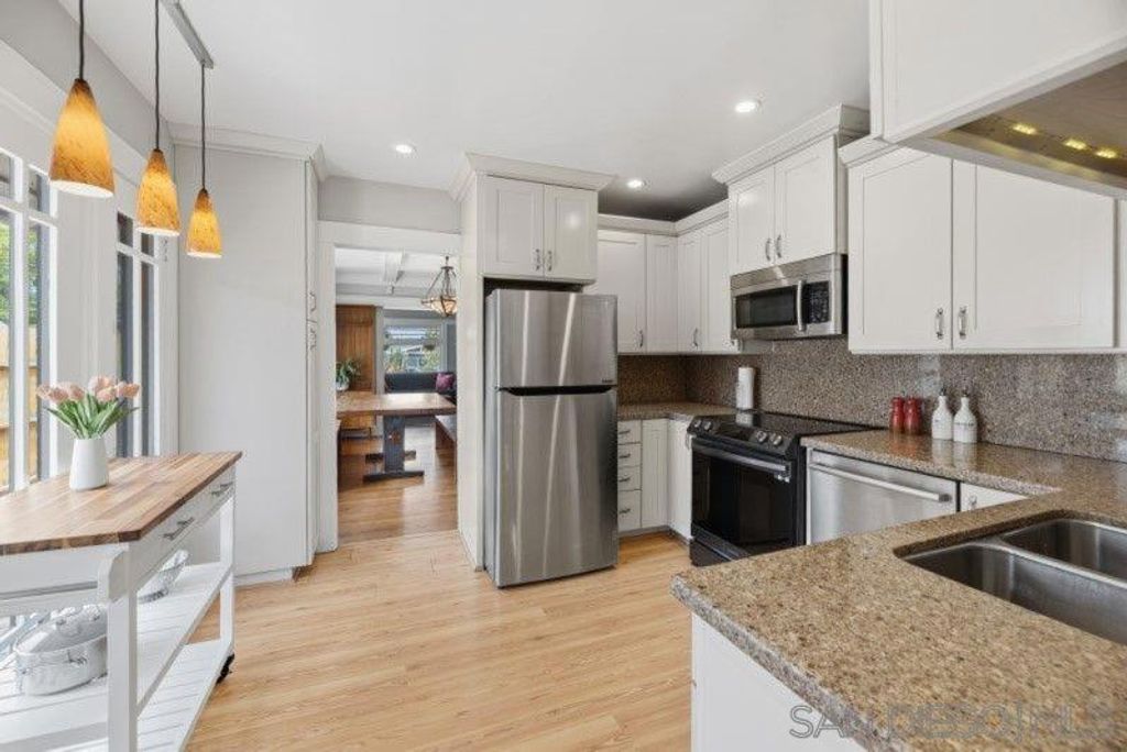 Image 23 of property listing at 4530 Edgeware Rd, San Diego, CA 92116