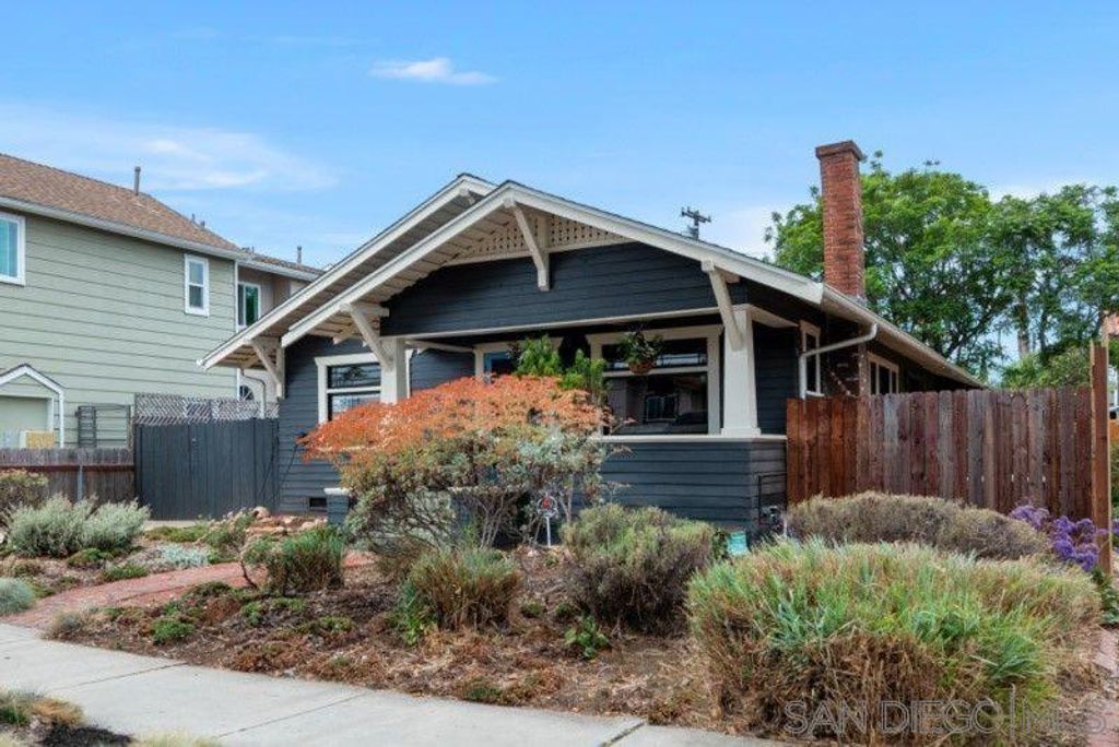 Image 3 of property listing at 4530 Edgeware Rd, San Diego, CA 92116