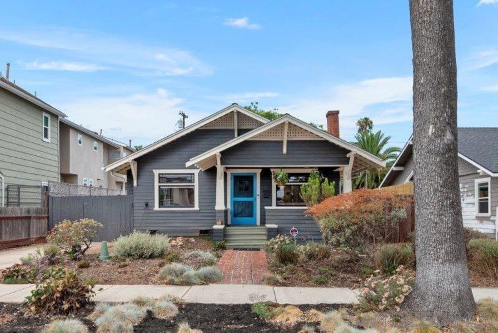 Image 4 of property listing at 4530 Edgeware Rd, San Diego, CA 92116