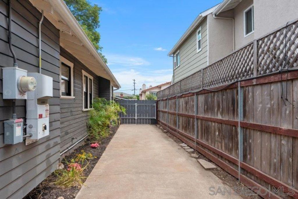 Image 41 of property listing at 4530 Edgeware Rd, San Diego, CA 92116