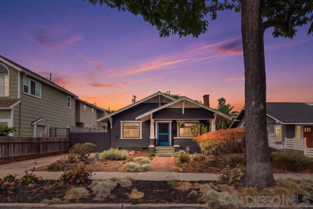 Image 5 of property listing at 4530 Edgeware Rd, San Diego, CA 92116