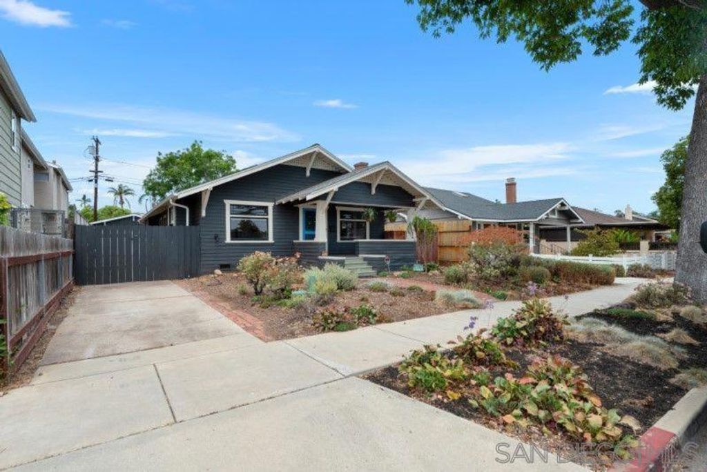 Image 6 of property listing at 4530 Edgeware Rd, San Diego, CA 92116