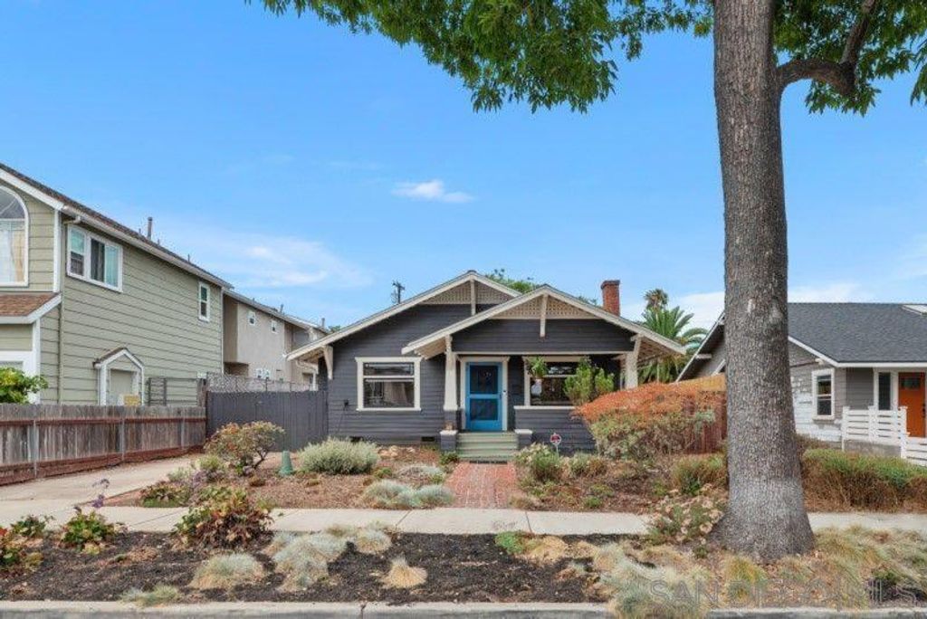 Image 7 of property listing at 4530 Edgeware Rd, San Diego, CA 92116