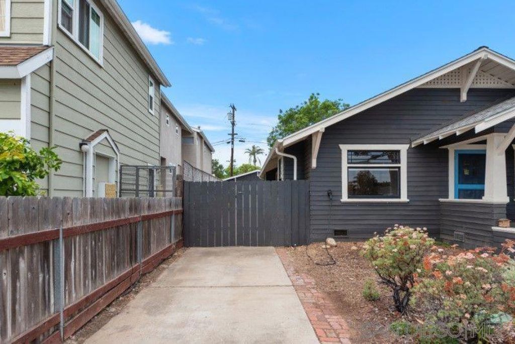 Image 8 of property listing at 4530 Edgeware Rd, San Diego, CA 92116