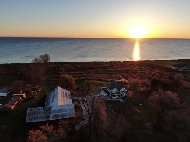 17707 Lakeshore ROAD, Two Rivers, WI 54241