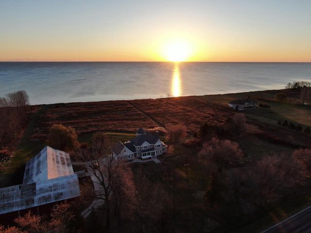 17707 Lakeshore ROAD, Two Rivers, WI 54241