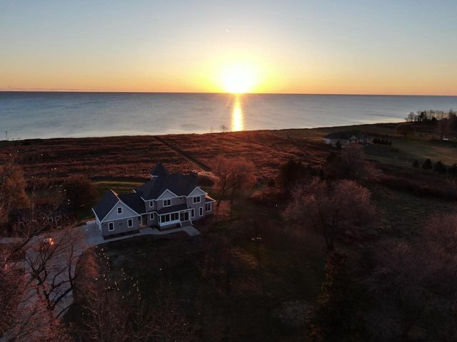 17707 Lakeshore ROAD, Two Rivers, WI 54241