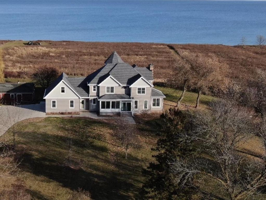 17707 Lakeshore ROAD, Two Rivers, WI 54241