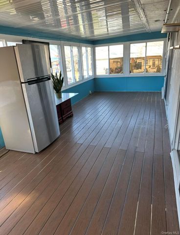 401 W Walnut Street UPPER, Long Beach, NY 11561