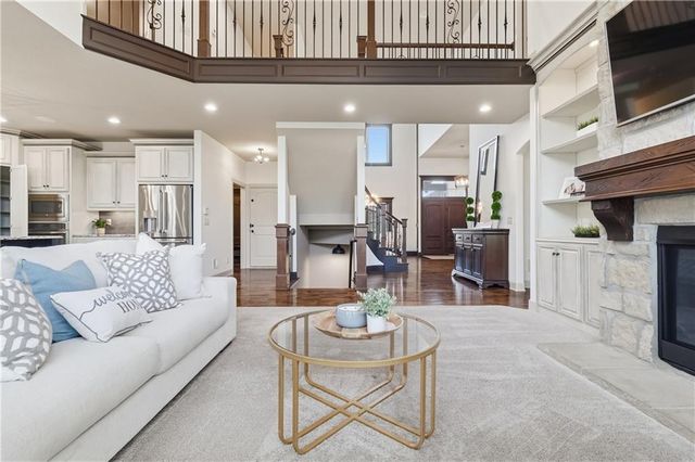 11604 W 164th Place, Overland Park, KS 66221