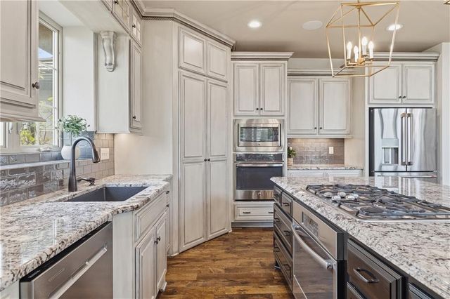 11604 W 164th Place, Overland Park, KS 66221