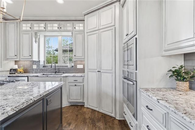 11604 W 164th Place, Overland Park, KS 66221