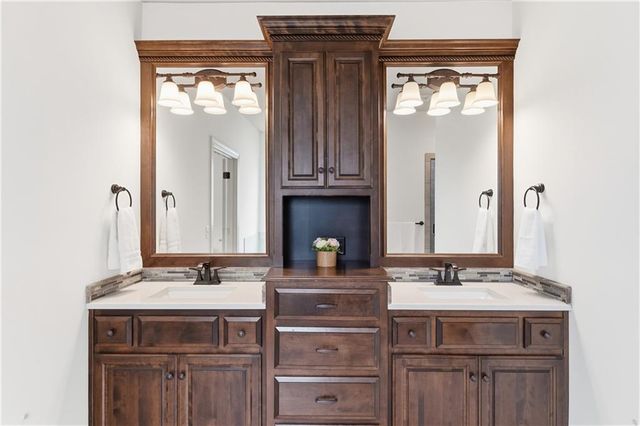 11604 W 164th Place, Overland Park, KS 66221