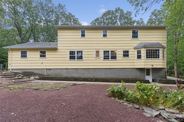 614 Twin Hills Court, Northport, NY 11768