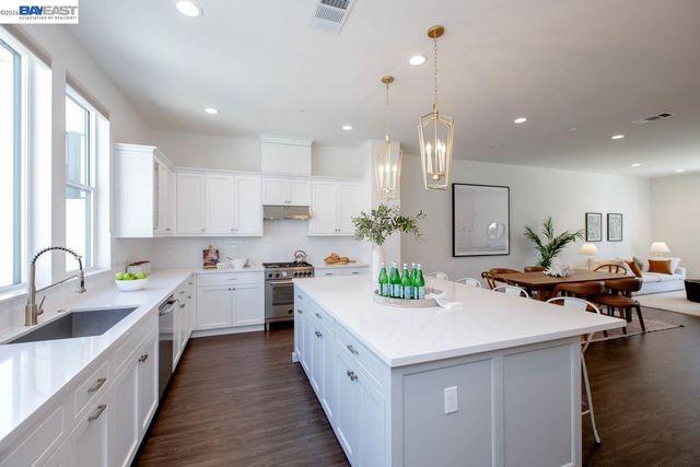 2042 Halo Ln, Alameda, CA 94501