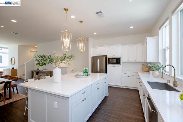 2042 Halo Ln, Alameda, CA 94501