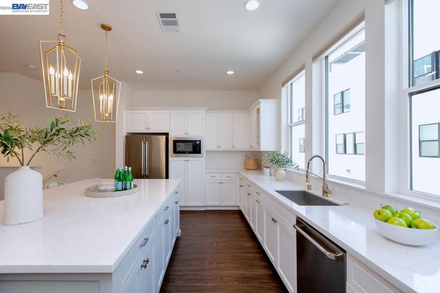 2042 Halo Ln, Alameda, CA 94501