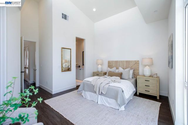 2042 Halo Ln, Alameda, CA 94501