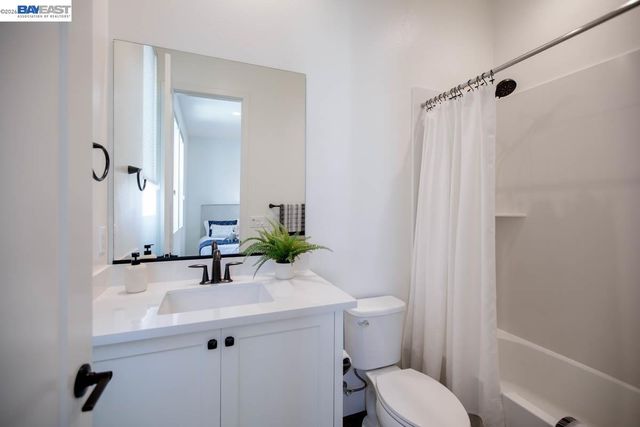 2042 Halo Ln, Alameda, CA 94501