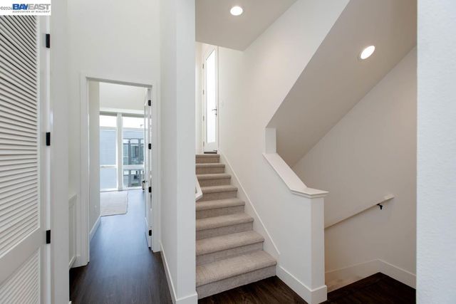 2042 Halo Ln, Alameda, CA 94501