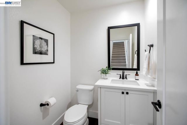 2042 Halo Ln, Alameda, CA 94501