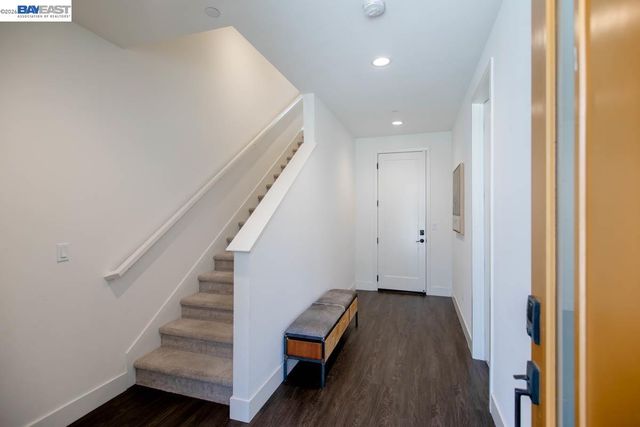 2042 Halo Ln, Alameda, CA 94501