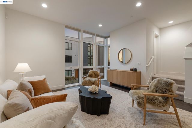 2042 Halo Ln, Alameda, CA 94501