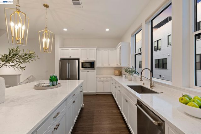 2042 Halo Ln, Alameda, CA 94501