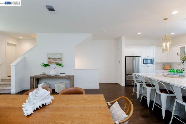 2042 Halo Ln, Alameda, CA 94501