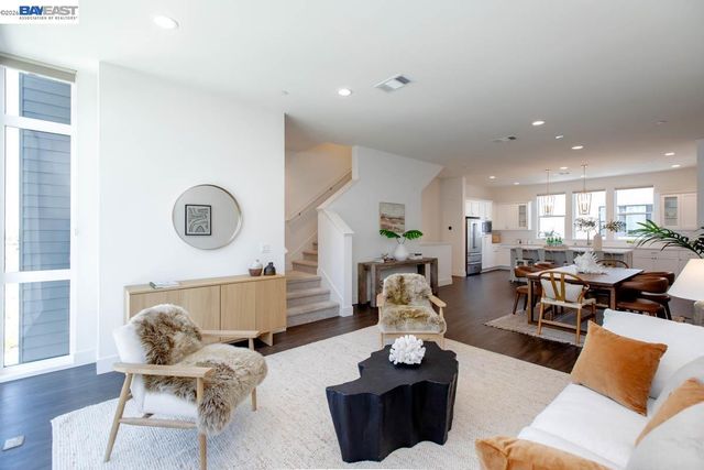2042 Halo Ln, Alameda, CA 94501