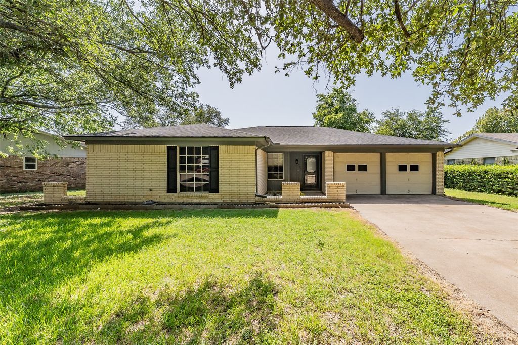 1227 Willowwood Drive, Cleburne, TX 76033