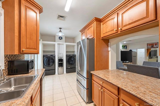 14 N 4th Street, New Hyde Park, NY 11040
